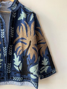Chaqueta Corta de Terciopelo Bordada a Mano Estilo Uzbeco para Amantes del Arte y la Moda Sostenible, Abrigo Corto con Bordado Suzani, Prenda Exterior Destacada - Product Image 6