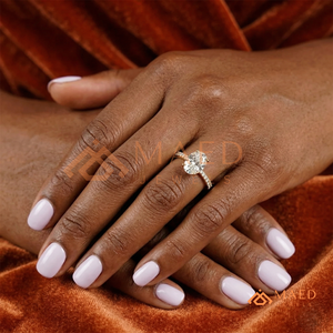 Anillo de Compromiso Solitario Ovalado de Oro Amarillo de 14K con Banda Pavé, Anillo Solitario Ovalado Clásico en Oro Amarillo con Diamantes Laterales - Product Image 4