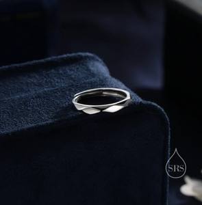 Anillo Minimalista de Plata de Ley, Talla Ajustable, Corte de Diamante - Product Image 4