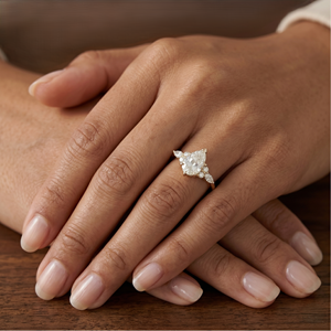 Anillo de Compromiso con Diamante Cultivado en Laboratorio Certificado por IGI, Oro de 14k, Corte Pera con Detalles Redondos Marquise, Fabricante de Joyería al por Mayor - Product Image 2
