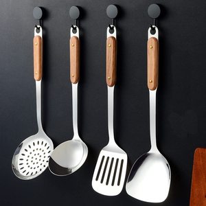 Utensilios de cocina de acero inoxidable con mango de madera: espátula, cucharón, colador, cuchara y cuchara de cocina - Product Image 5