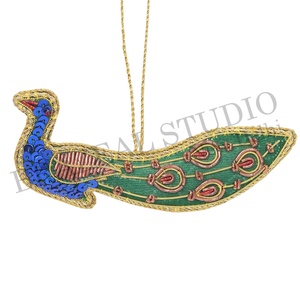 Adornos Navideños Personalizados Hechos a Mano, Ecológicos, de Terciopelo y Satén Bordado, con Camellos, Caballitos de Mar, Estrellas y Flores - Product Image 1