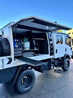 Camioneta Camper 4x4 Todoterreno con Amplios Compartimentos de Almacenamiento y Sistema de Portaequipajes en el Techo