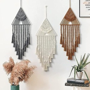 Décoration murale bohème en macramé en bois de manguier artisanal avec perles en bois - Vente en gros - Product Image 2