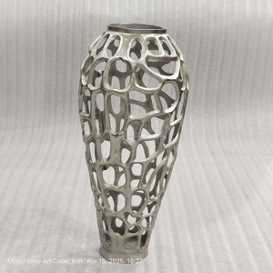 Vase noir en métal gaufré Elements-Vase à fleurs en aluminium à décor de table moderne - Product Image 4