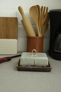 Pot à beurre rustique émaillé avec couvercle à anse, base profonde, plat de service élégant pour la table à manger - Product Image 6