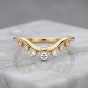 Anillo minimalista de banda ondulada con diamantes de corte redondo cultivados en laboratorio con oro amarillo de 14 quilates, joyería fina, regalo de compromiso y boda para enamorados. - Product Image 1