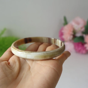 Brazalete de cuerno blanco natural para mujeres y niñas, joyería de cuerno de búfalo, brazalete de cuerno de vaca, ágata, de Perfect Enterprises - Product Image 6
