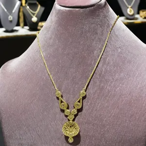Collier pendentif élégant en filigrane doré avec motif floral et chaîne délicate pour femmes, à porter de manière traditionnelle et festive - Product Image 3