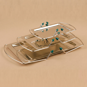 Juego de bandejas nido de lujo plateadas, forma rectangular, diseño único con asa y detalles de capullo verde. Bandeja de Servir de Metal Premium - Product Image 1