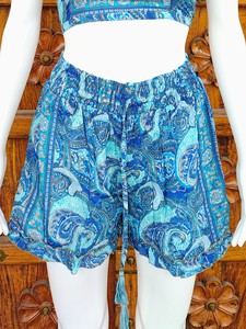 ชุดเซ็ตผ้าซาตินพิมพ์ลายเพสลีย์สไตล์โบฮีเมียนสำหรับผู้หญิง เสื้อครอปคอ halter และกางเกงขาสั้นเอวยางยืด เหมาะสำหรับใส่เที่ยวทะเลในช่วงฤดูร้อน - Product Image 4