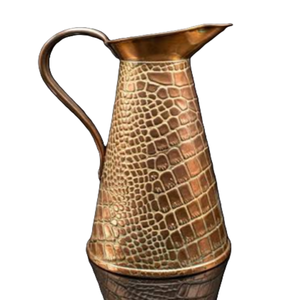 Pichet en cuivre exquis présentant une texture unique de peau de crocodile et une bec verseur élégant. Décorations uniques disponibles à prix de gros. - Product Image 1