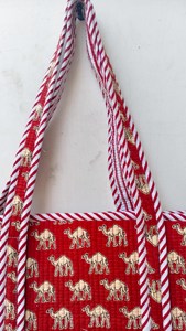 Nuevo Bolso Tote Acolchado de Algodón Rojo, Estilo Bohemio Elegante, Hecho a Mano, con Cierre, Estampado Tradicional de Camello y Asas de Dos Rayas - Product Image 3