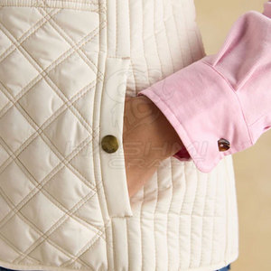 Gilet de sport confortable pour femmes, fabriqué avec un matériau léger et respirant et un style moderne - Product Image 4