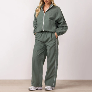 Nouvelle Collection : Ensemble de Survêtement Léger pour Femme avec Veste Zippée Intégrale et Joggers, Logo Personnalisé et Passepoil Contrastant - Product Image 1