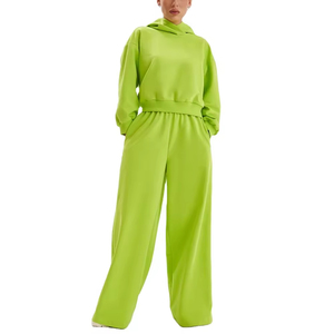 Ensemble de survêtement sportif à capuche personnalisé pour femmes, 2 pièces - Hauts courts élégants et pantalon de jogging en molleton pour la saison d'automne - Product Image 1