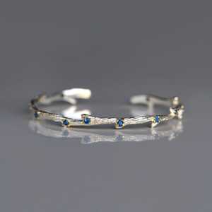 Bracelet à breloques en argent sterling saphir d'inspiration naturelle, élégance organique, éclat bleu profond, luxe, pour femme, mariage - Product Image 3