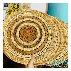 Plateau rond en rotin et bambou naturel tressé à la main de 38 cm, idéal pour la décoration rustique et l'agencement quotidien de la table. - Product Image 1
