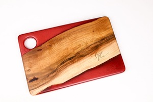 Tabla de cortar hecha a mano de madera de acacia con detalles de resina, con un diseño de tabla redonda para servir. - Product Image 4