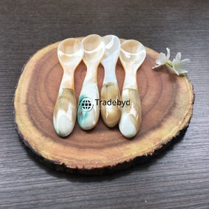 Cuillère élégante incrustée de nacre, accessoire de table haut de gamme par Tradebyd - Product Image 1