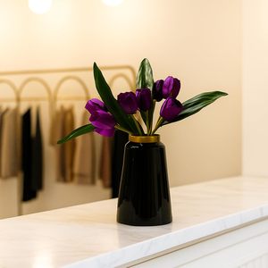 Maceta de Metal para Flores, Florero Cilíndrico Negro con Diseño de Anillo Dorado y Textura Brillante para Uso en Interiores y Exteriores - Product Image 3