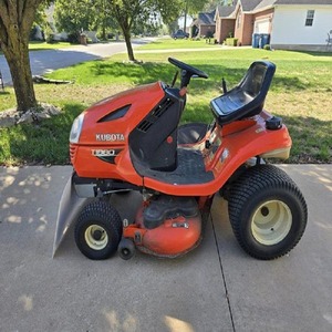 Tracteur tondeuse Kubota robuste 4x4, machine de jardin puissante, haute performance pour la coupe de l'herbe - Product Image 1