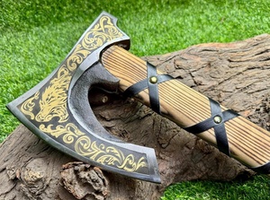 Haches vikings artisanales A&M ENTERPRISES avec motif de loup noir et or, manche en bois et poignée enveloppée de cuir - Product Image 4