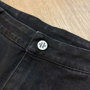 Pantalones Cortos al por Mayor: Fabricación Personalizada con Logo, Doble Rodilla, Vaqueros Negros, Estilo Carpintero, Desgastados, Holgados, Jorts para Hombre con Bordado - Product Image 2