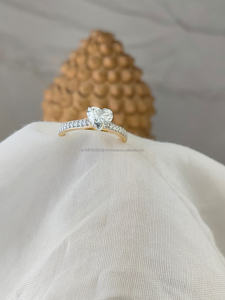 Anillo de Diamantes Romántico en Forma de Corazón con Piedras Laterales, Engastado en Elegante Oro Amarillo – Un Símbolo Atemporal de Amor y Lujo - Product Image 2