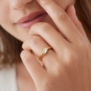 Anillo de compromiso minimalista de diamante solitario de 14K de oro puro con corte de llama y diamante cultivado en laboratorio, personalizable, regalo de aniversario - Product Image 4