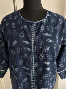 เสื้อแจ็คเก็ตผ้าฝ้ายพิมพ์ลายดอกสีครามสำหรับผู้หญิง แขน 3/4 น้ำหนักเบา ระบายอากาศได้ดี เป็นมิตรกับสิ่งแวดล้อม สวมใส่สบายๆ ทรงปกติ สำหรับฤดูใบไม้ผลิ - Product Image 2