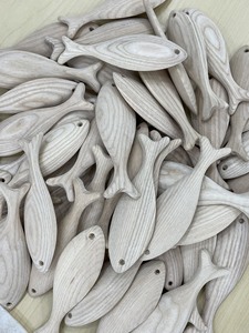 Figurine de poisson en bois artisanale du Vietnam, modèle de poisson en bois peint ou non peint, décoration côtière pour la maison - Product Image 2