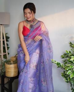 Sari de organza de seda de diseño con hermoso estampado floral, con trabajo de hilo de viscosa en el borde y blusa de seda cruda. - Product Image 6