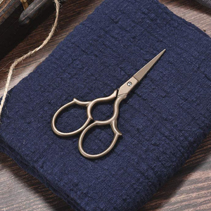 กรรไกรแฟนซีทำจากสแตนเลส ปลายแหลม ขนาด 3.5 นิ้ว สำหรับงานเย็บปักถักร้อย งานเย็บมือ และงานร้อยด้าย - Product Image 4