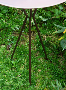 Bac à oiseaux en métal lisse fini cuivre antique, pour extérieur, jardin, décoratif, avec base en fil métallique courbé. - Product Image 4