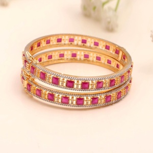 Brazalete de Latón Chapado en Oro con Rubíes y Circonitas, Hecho a Mano, Estilo Tradicional Indio, Joyería de Boda para Mujer - Product Image 1
