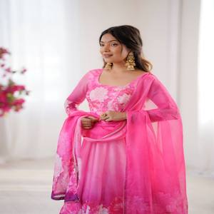 VASTRA COTTAGE Conjunto de Vestido de Organza y Seda con Estampado Digital para Mujer, con Pantalón de Choli con Volantes Completos y Detalles de Cinta, y Dupatta - Product Image 5