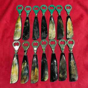 Abridor de botellas artesanal de cuerno de buey auténtico de la mejor calidad, herramienta de bar premium a precio económico. - Product Image 1