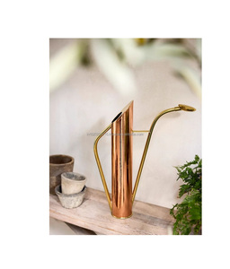 Bidon d'eau en cuivre pour des bienfaits pour la santé avec des détails artisanaux et une construction durable pour une utilisation quotidienne - Product Image 1