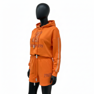 Conjunto de Sudadera con Capucha y Pantalones Cortos para Mujer, Color Naranja, 320 GSM, Mezcla de Algodón Grueso, Forro Polar, Panel de Manga con Pedrería, Logotipo Personalizado - Product Image 4