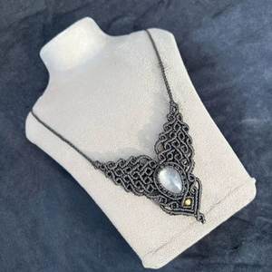 สร้อยคอหินมูนสโตนธรรมชาติแบบมาคราเม่ ทำมือ สไตล์โบโฮ จี้ปรับได้ เชือกถักสีดำ ประดับด้วยทอง - Product Image 1