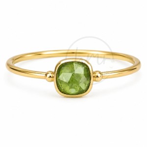 Bague classique en laiton plaqué or avec pierre précieuse péridot vert, sertie en clos, taille coussin facettée, coupe rose, naturelle, fine, pour femme - Product Image 1