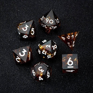 Ensemble de dés en résine pour D&D. Cet ensemble de dés polyédriques à 7 pièces, fabriqué à la main, est couramment utilisé pour Dungeons & Dragons. - Product Image 5