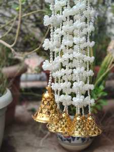 พวงมาลัยมุกประดิษฐ์ทำมือพร้อมสายประดับดอกมะลิระฆังทอง - Product Image 1