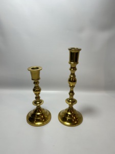 Paire de chandeliers vintage en aluminium doré à tige tournée, vente en gros pour centres de table d'hôtels et restaurants - Product Image 2