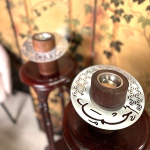 Brûleur d'encens en bois avec disque métallique à calligraphie arabe et base cylindrique pour une élégance artistique, l'aromathérapie et la décoration - Product Image 3