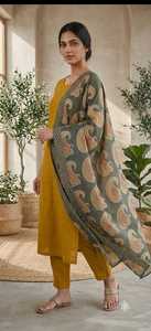 Ensemble Salwar Kameez en rayonne jaune avec dupatta imprimé, tenue ethnique indienne pakistanaise pour femmes, idéal pour les mariages et les fêtes - Product Image 3