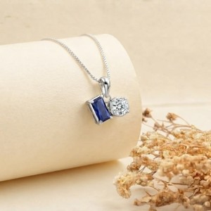 Conjunto de Pendientes y Colgante de Oro Blanco de 14K con Zafiro, Corte Brillante Redondo, Engaste de Garras, Bañado en Rodio, Joyería Clásica para Mujer - Product Image 3