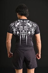 ชุดเสื้อยืดแขนสั้นคอกลมสีดำทรงเข้ารูปสำหรับผู้ชาย พร้อมกางเกงขาสั้นลายสก็อตสีขาวด้านหน้า แห้งเร็ว เหมาะสำหรับออกกำลังกายและสวมใส่เป็นทางการ ผลิตจากผ้า 100% - Product Image 4