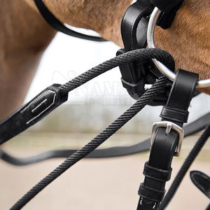 Fouet en cuir avec attaches métalliques et poignée pour l'entraînement équestre - Product Image 5